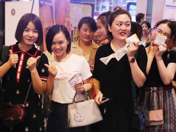 與愛同行,雙喜臨門!火爆網發(fā)放中秋禮品并包場邀請200名員工看電影! 與愛同行,雙喜臨門!火爆網發(fā)放中秋禮品并包場邀請200名員工看電影!