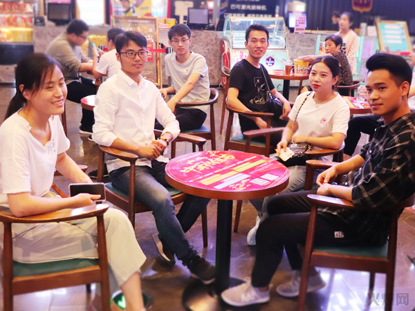與愛同行,雙喜臨門!火爆網發(fā)放中秋禮品并包場邀請200名員工看電影! 與愛同行,雙喜臨門!火爆網發(fā)放中秋禮品并包場邀請200名員工看電影!