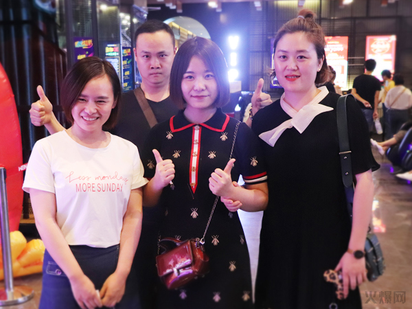 與愛同行,雙喜臨門!火爆網發(fā)放中秋禮品并包場邀請200名員工看電影! 與愛同行,雙喜臨門!火爆網發(fā)放中秋禮品并包場邀請200名員工看電影!