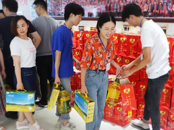與愛同行,雙喜臨門!火爆網發(fā)放中秋禮品并包場邀請200名員工看電影! 與愛同行,雙喜臨門!火爆網發(fā)放中秋禮品并包場邀請200名員工看電影!
