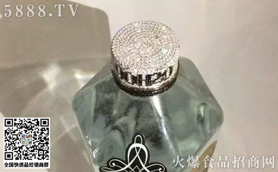 據(jù)說水的瓶蓋上是有600顆白鉆和250顆黑鉆鑲嵌的 據(jù)說水的瓶蓋上是有600顆白鉆和250顆黑鉆鑲嵌的