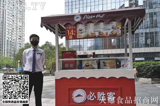 除了肯德基,麥當(dāng)勞也在寫(xiě)字樓、商場(chǎng)外擺起攤,賣(mài)起早餐,還打出“早餐‘袋’著走”的口號(hào)。其實(shí),在更早前,麥當(dāng)勞已經(jīng)開(kāi)始在一些地鐵站擺攤賣(mài)早點(diǎn)。 除了肯德基,麥當(dāng)勞也在寫(xiě)字樓、商場(chǎng)外擺起攤,賣(mài)起早餐,還打出“早餐‘袋’著走”的口號(hào)。其實(shí),在更早前,麥當(dāng)勞已經(jīng)開(kāi)始在一些地鐵站擺攤賣(mài)早點(diǎn)。