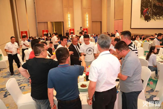 黑格咨詢集團(tuán)8周年慶典,豪擲200萬重獎經(jīng)營管理團(tuán)隊 黑格咨詢集團(tuán)8周年慶典,豪擲200萬重獎經(jīng)營管理團(tuán)隊